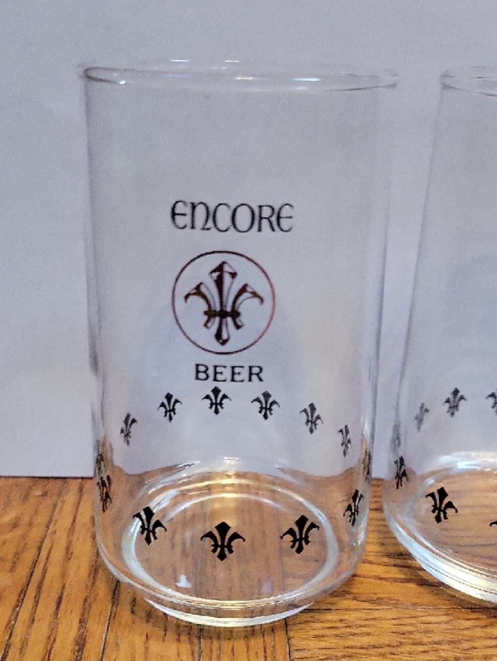 Schlitz Brewing Co Encore Beer Glasses Glass with Black Fleur-de-Lis Lot of 2